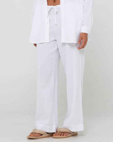 Woman wearing Vahala Pant in White