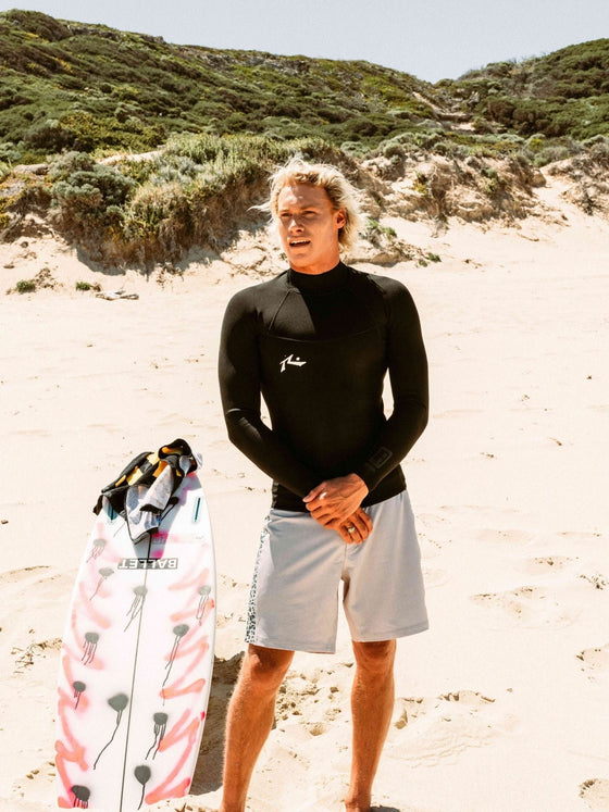 man-wearing-a-series-ecoprene-1-5mm-long-sleeve-wetsuit-jacket-in-black