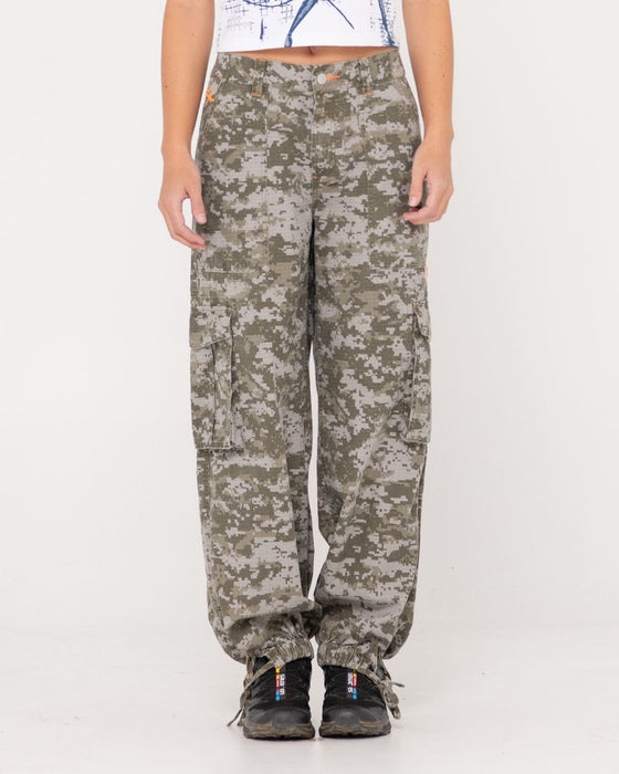 woman-wearing-ricardio-low-rise-cargo-pant-in-camo