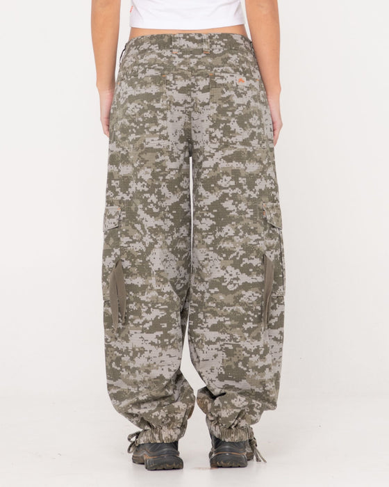 woman-wearing-ricardio-low-rise-cargo-pant-in-camo