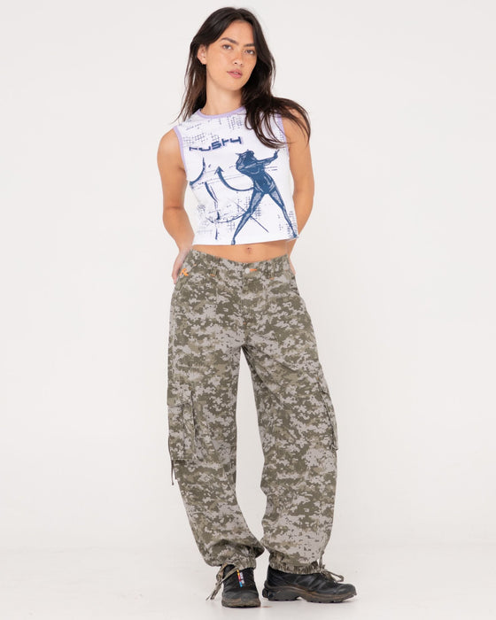 woman-wearing-ricardio-low-rise-cargo-pant-in-camo