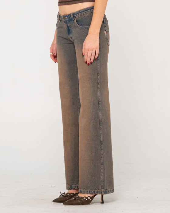 woman-wearing-lucky-number-low-rise-flare-jeans-in-rusty-overdye