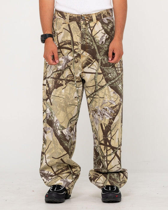 man-wearing-hoodus-rambo-baggy-pant-in-camo
