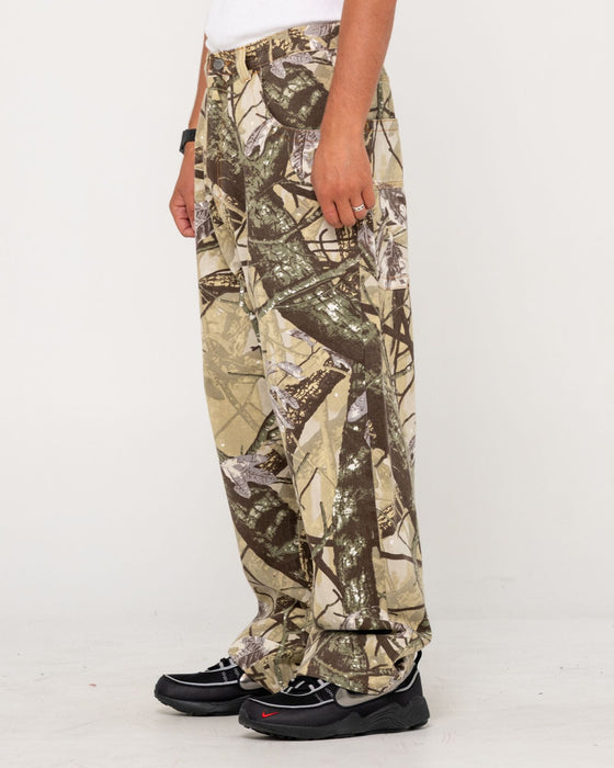 man-wearing-hoodus-rambo-baggy-pant-in-camo