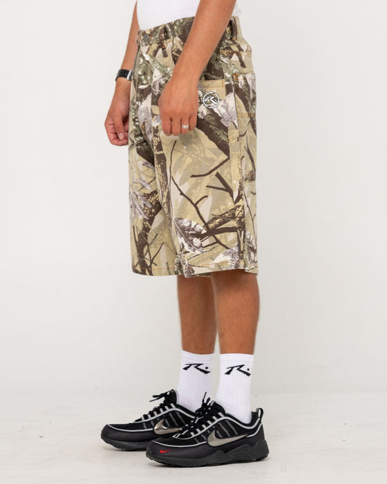 man-wearing-hoodus-rambo-jort-in-camo