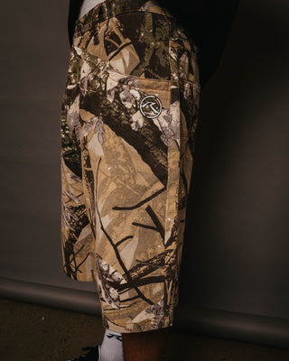 Man wearing Hoodus Rambo Jort in Camo