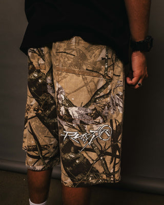 Man wearing Hoodus Rambo Jort in Camo