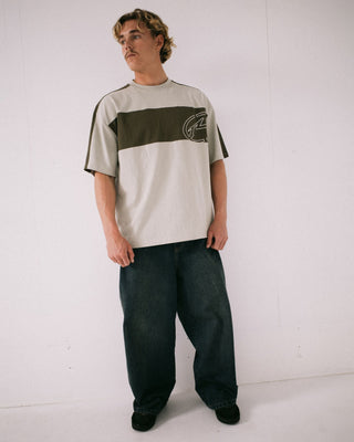 Man wearing Yowie Baggy Jean in Dark N Dirty