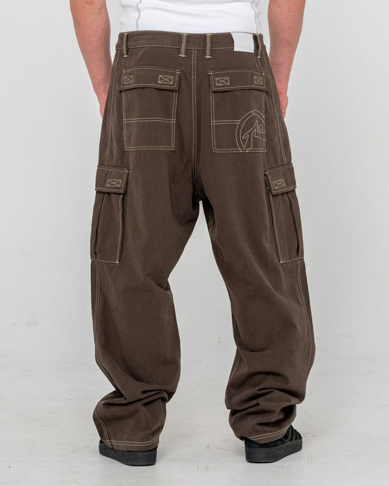 man-wearing-grizzly-baggy-cargo-pant-in-pinecone