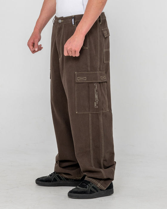 man-wearing-grizzly-baggy-cargo-pant-in-pinecone