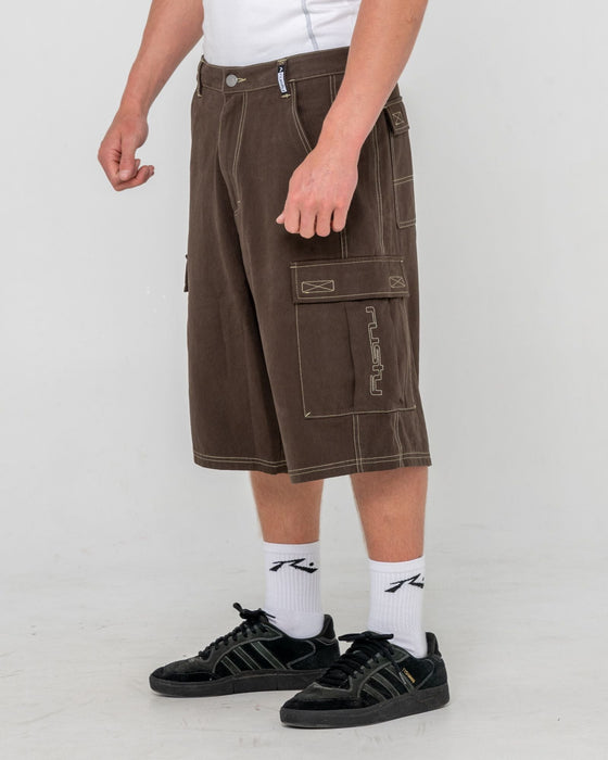 man-wearing-grizzly-baggy-cargo-short-in-pinecone