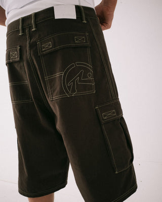 Man wearing Grizzly Baggy Cargo Short in Pinecone