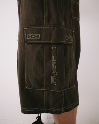 Man wearing Grizzly Baggy Cargo Short in Pinecone