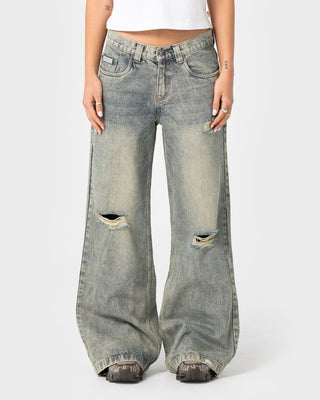 Woman wearing DIY Wendy Wide Low Rise Wide Leg Jean in Dirty Dawg