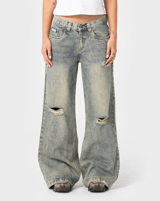woman-wearing-diy-wendy-wide-low-rise-wide-leg-jean-in-dirty-dawg