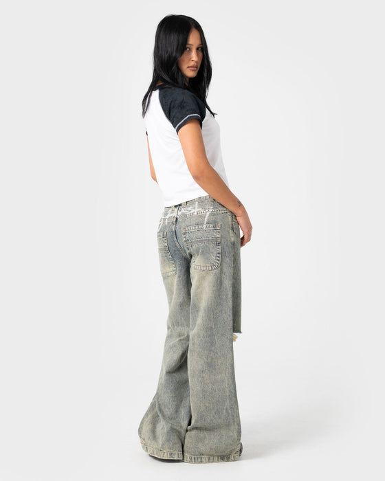 woman-wearing-diy-wendy-wide-low-rise-wide-leg-jean-in-dirty-dawg