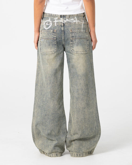 woman-wearing-diy-wendy-wide-low-rise-wide-leg-jean-in-dirty-dawg