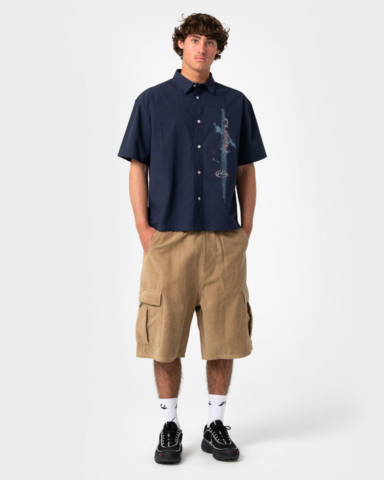 man-wearing-cobra-cord-elastic-cargo-short-in-khaki