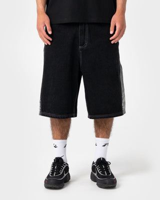 Man wearing Diablo Jort in Black Out