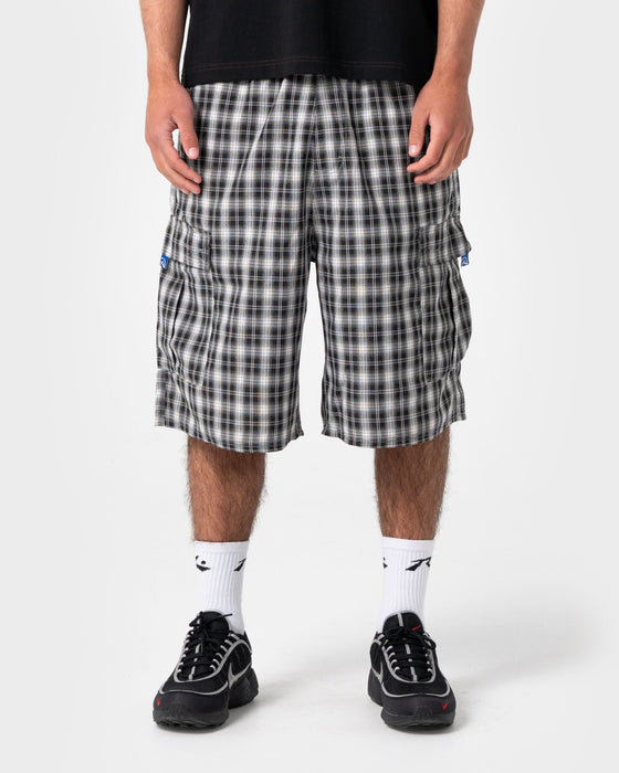 man-wearing-screwdriva-elastic-cargo-short-in-black