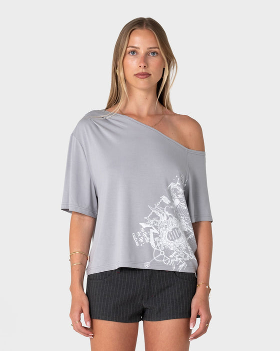 woman-wearing-sally-slouch-printed-off-shoulder-top-in-grey-white