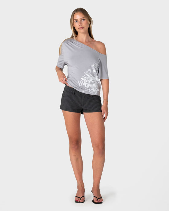 woman-wearing-sally-slouch-printed-off-shoulder-top-in-grey-white