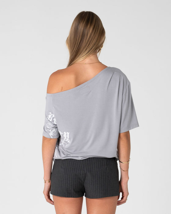 woman-wearing-sally-slouch-printed-off-shoulder-top-in-grey-white