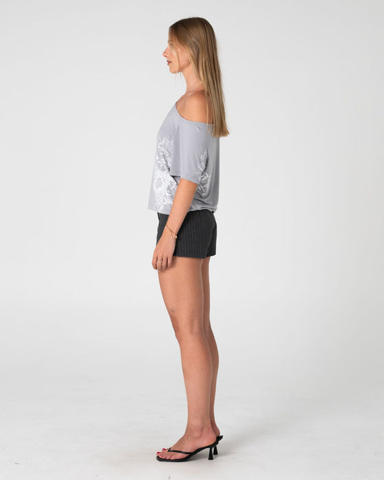 woman-wearing-sally-slouch-printed-off-shoulder-top-in-grey-white