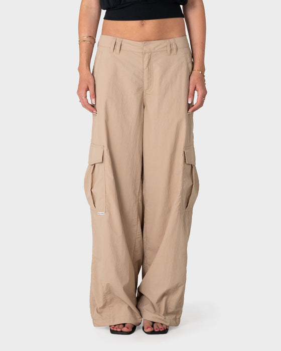 woman-wearing-melrose-loose-low-rise-cargo-pant-in-abbey-stone