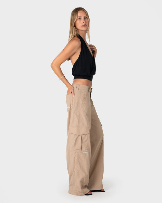 woman-wearing-melrose-loose-low-rise-cargo-pant-in-abbey-stone