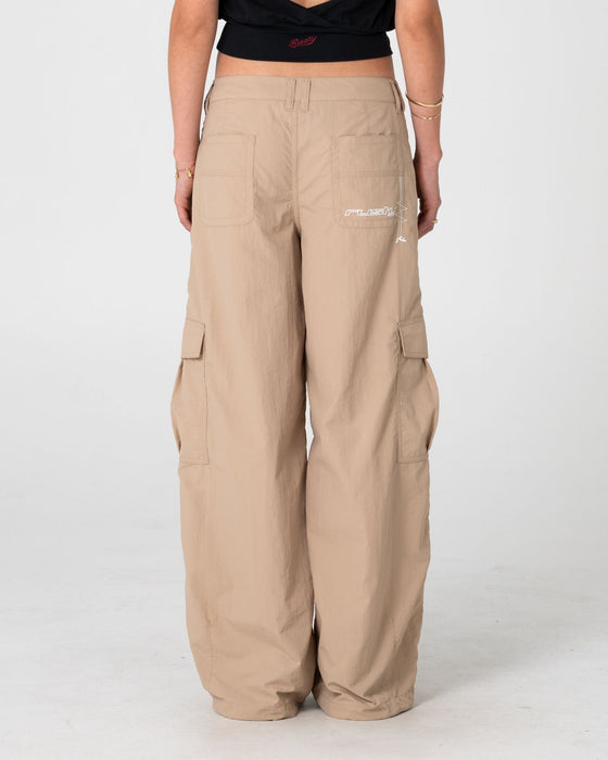 woman-wearing-melrose-loose-low-rise-cargo-pant-in-abbey-stone