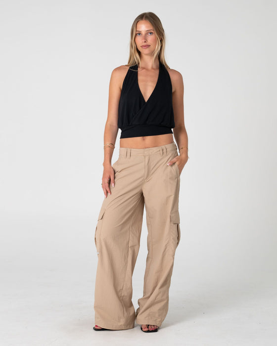 woman-wearing-melrose-loose-low-rise-cargo-pant-in-abbey-stone