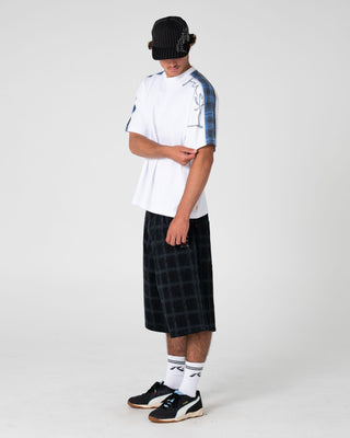 Man wearing Griddy Wide Baggy Jort in Black Out