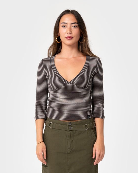 woman-wearing-rikki-stripe-vee-neck-jersey-top-in-carbon-egret-stripe