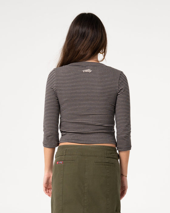 woman-wearing-rikki-stripe-vee-neck-jersey-top-in-carbon-egret-stripe