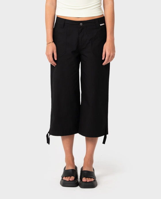 woman-wearing-cameron-low-rise-relaxed-capri-pant-in-black