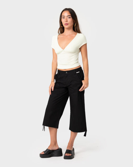 woman-wearing-cameron-low-rise-relaxed-capri-pant-in-black