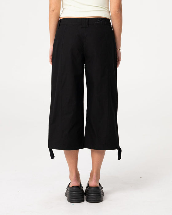woman-wearing-cameron-low-rise-relaxed-capri-pant-in-black