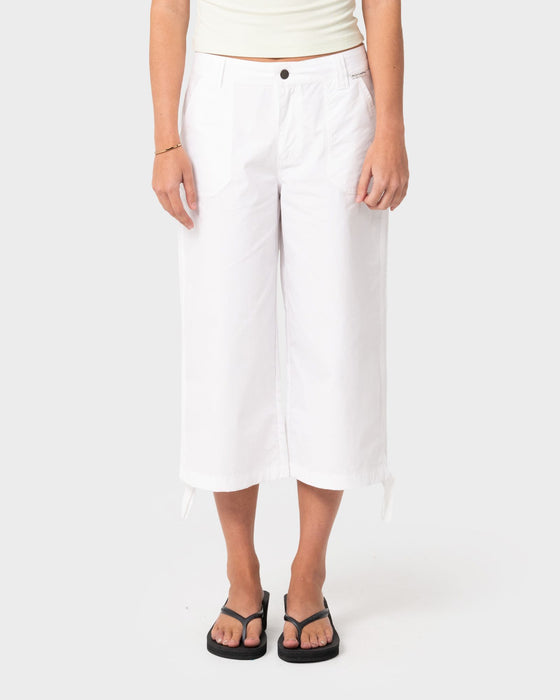 woman-wearing-cameron-low-rise-relaxed-capri-pant-in-white