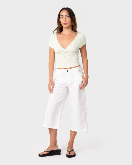 woman-wearing-cameron-low-rise-relaxed-capri-pant-in-white