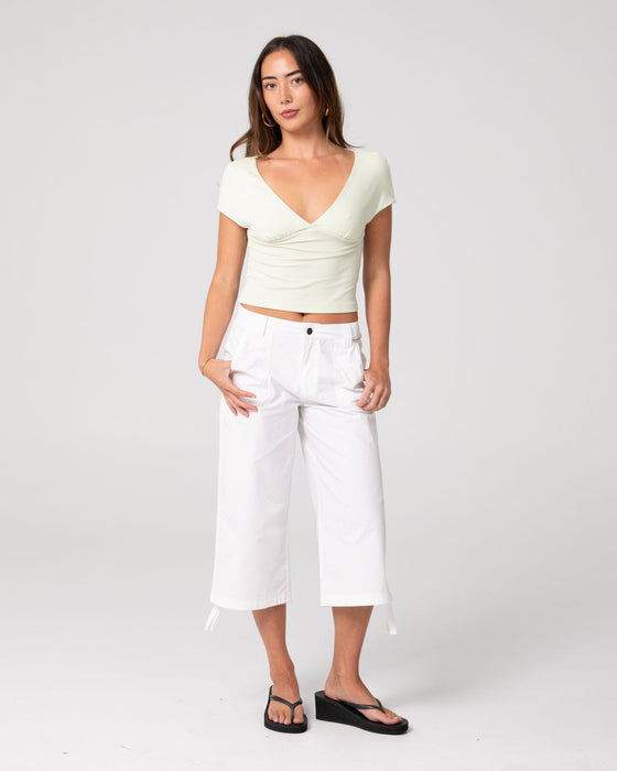 woman-wearing-cameron-low-rise-relaxed-capri-pant-in-white