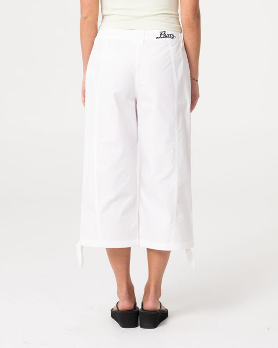 woman-wearing-cameron-low-rise-relaxed-capri-pant-in-white