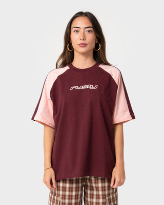 Woman wearing Klooney Oversize Tee in Burgundy / Pink