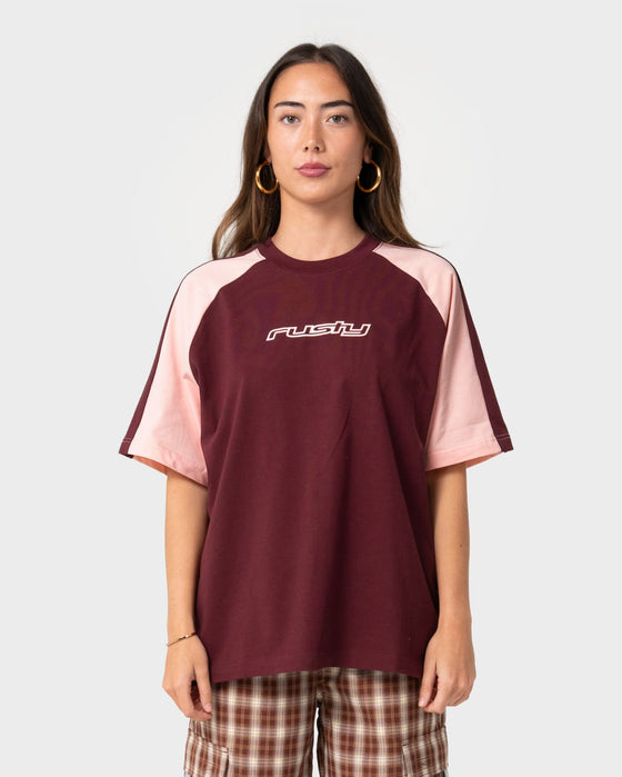 woman-wearing-klooney-oversize-tee-in-burgundy-pink