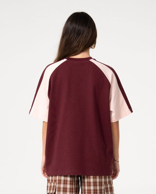 Woman wearing Klooney Oversize Tee in Burgundy / Pink