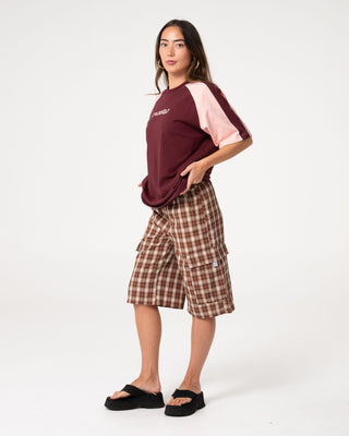 Woman wearing Klooney Oversize Tee in Burgundy / Pink