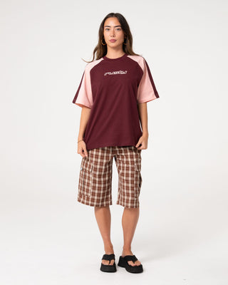 Woman wearing Klooney Oversize Tee in Burgundy / Pink