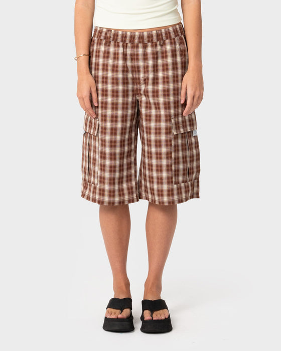 woman-wearing-ms-screw-elastic-cargo-short-in-java