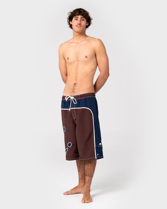 man-wearing-downshift-hybrid-waist-boardshort-in-pinecone