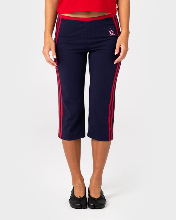 woman-wearing-jen-capri-pant-in-navy-blue
